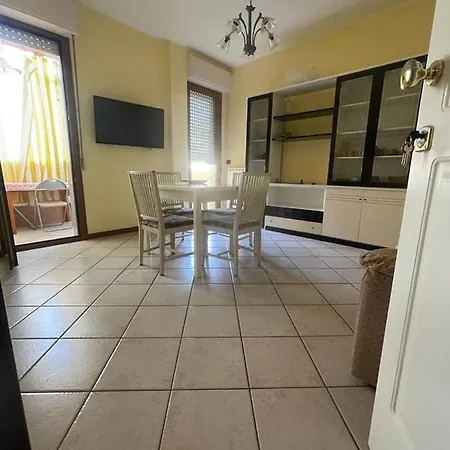 Apartment House Center